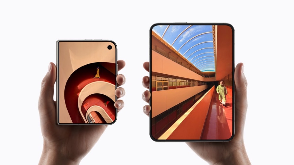 iPhone Duo shown open and closed, comparing its 7.6-inch inner display with its 5.4-inch outer display.