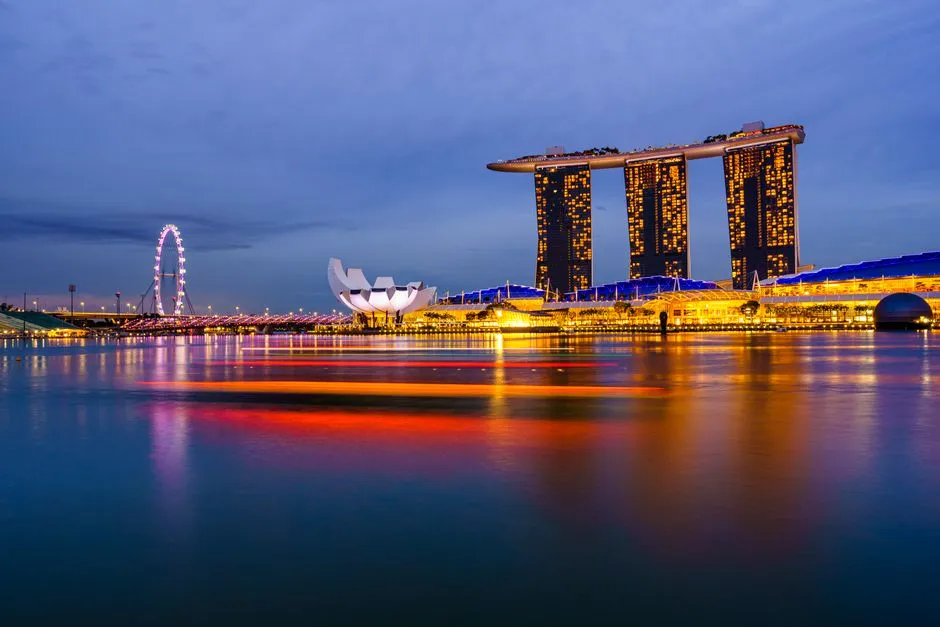 Marina Bay Sands, the ArtScience Museum and the Singapore Flyer at dusk