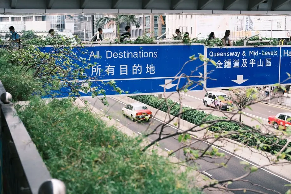 A Hong Kong road sign giving the same directions twice, in English and in Traditional Chinese.
