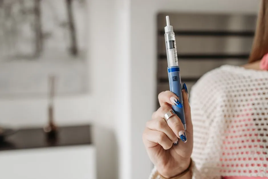 A person holding an insulin injection pen